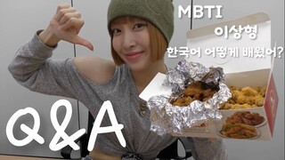 【中字】Rena油管 | Q&A 一边吃炸鸡一边回答问题哦 MBTI 理想型 喜欢的食物 如何学习韩语 名字的由来