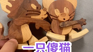 用木头做猫和老鼠，猫有点＂傻＂