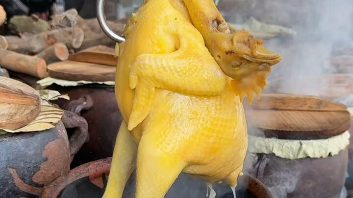 At a rural estate in Qingyuan, the clay-pot chicken is slow-cooked over lychee wood, and the skin tu