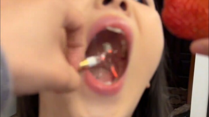 Adik perempuan ingin makan yang besar