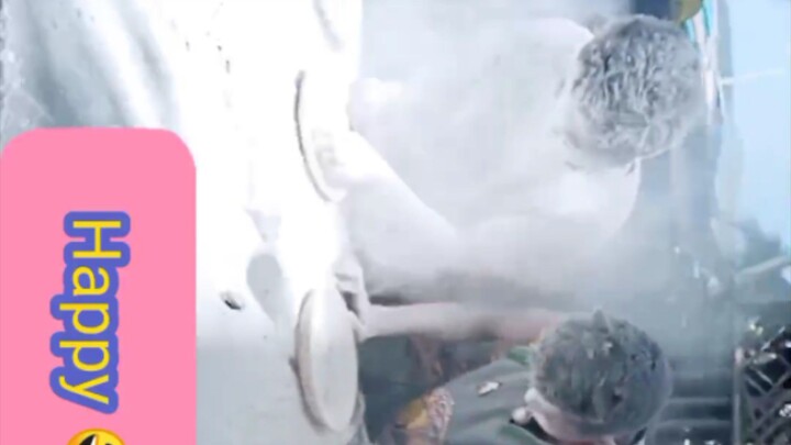 palarong kinagigiliwan ng lahat (blowing flour)