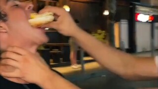 The right way to eat burgers with your best friends