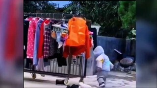 เด็ก ๆ ดันเสื้อผ้า
