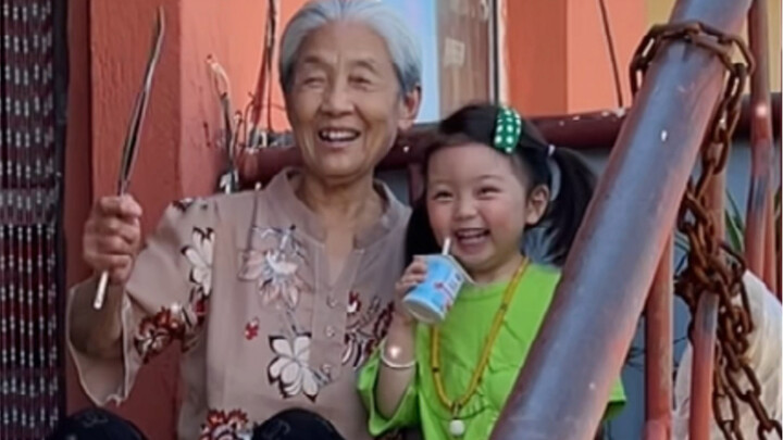 Một già một trẻ, năm tháng yên bình…
