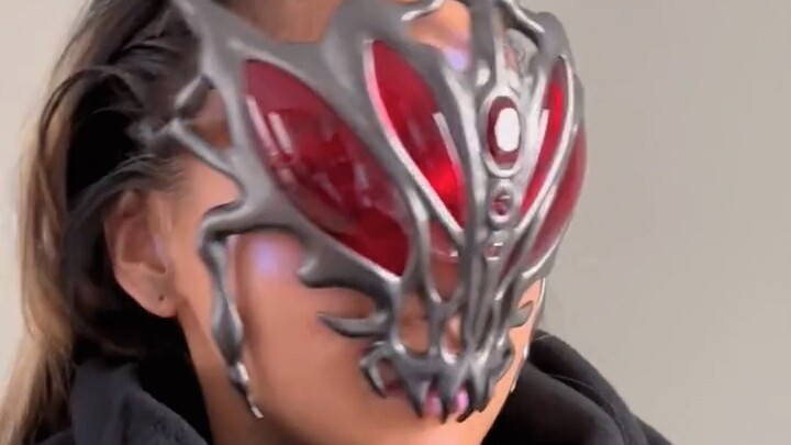 Haima International Media | Overseas fashion blogger creates an ultra-cool 3D-printed eye mask!