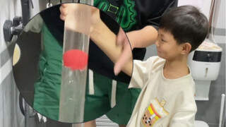 Air dalam pipa semuanya mengalir ke bawah, tetapi bola pingpong malah naik melawan arus