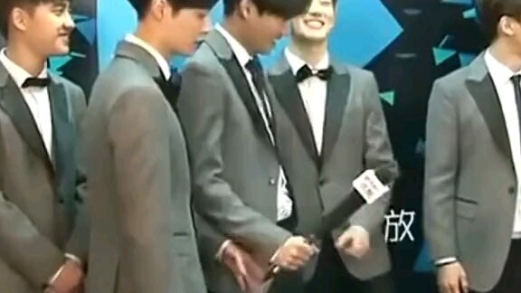 Wawancara awal EXO: Sarung mikrofon di tangan Zhang Yixing lepas, dan para rekan satu grup sampai ng
