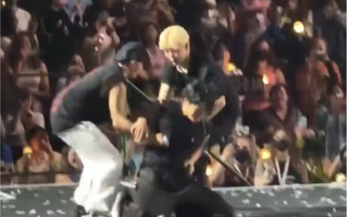 [SEVENTEEN | Kim Min-kyu] Pretending to undress but almost getting stripped—what a silly puppy! Haha