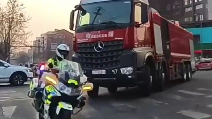 Lianyungang firefighters respond to an emergency, with patrol bikers clearing the way in a breathtak