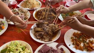 Cô gái này trong bữa tiệc đã đạt đến đỉnh cao của ngón tay hoa lan