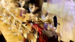 Chiếc tàu hỏa nhỏ này gõ vào kính trông thật thú vị.