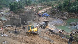 Cầu Chống Chơ - mưa nhão đất anh em vẫn cố gắng đổ bê tông xong đế móng tường cánh thứ 2