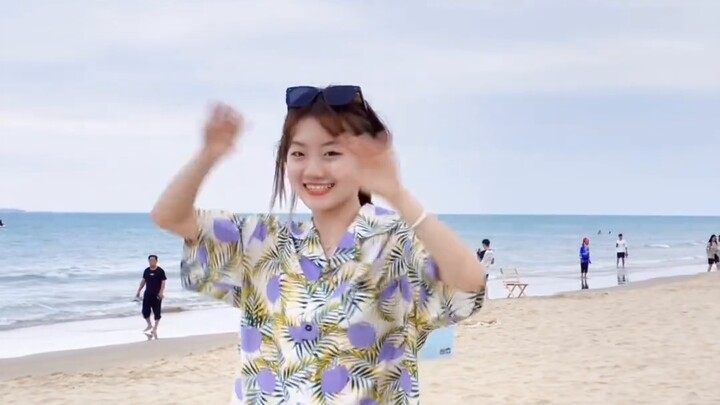 Lalu berdansa untuk mereka di pantai, haha
