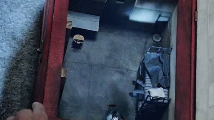 The prisoner just reached his hand into the wooden box, and suddenly a giant hand appeared in the ce