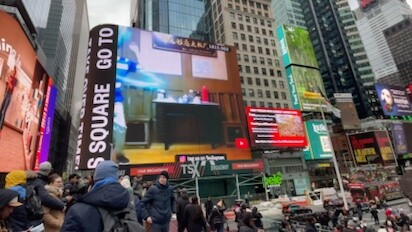 Cambuk Petir Biji Pinus Jelly Bean menyelinap ke Times Square!