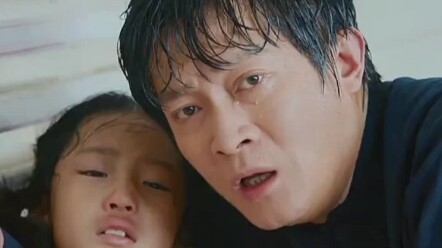 ยังมีคนที่คอยช่วยเหลือคุณโดยไม่หวังสิ่งตอบแทนเสมอ เมื่อเด็กสาวได้รับบาดเจ็บ ทหารผู้กล้าก็มอบยาชาเพีย