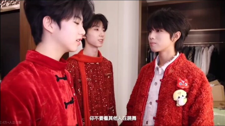 หยางปั๋วเหวินและจางฮันรุ่ยสอนหวังสั่วหรานเต้น โดนสายตาของหยางปั๋วเหวินทำให้ฟินจนหายใจไม่ออก ฉันเหมือ