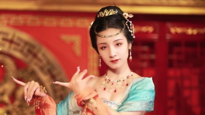 Is this beauty passable? This dancer in Hu Yulou can swing a gauze ball.