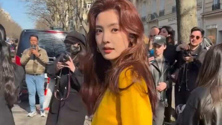 ชาวต่างชาติหลายคนอยากได้ไอจีของจางรั่วนาน ครั้งนี้ในปารีสแฟชั่นวีก จางรั่วนานสวยจนระเบิดจริงๆ นี่แหล