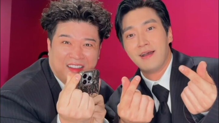 【SUPER JUNIOR】Lihat aku, aku sangat tampan😎