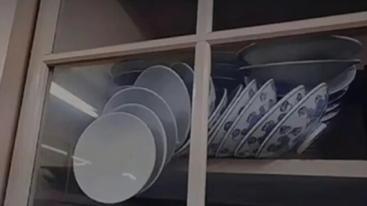 “其实我们的关系早已经破裂了，我只是用我的方式努力去维持着我们的关系。”