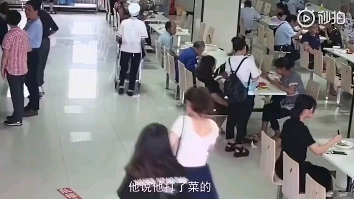 Kakek yang hanya memesan semangkuk nasi putih benar-benar menyentuh hati semua orang! Semoga semua o