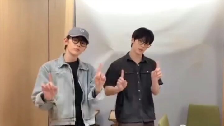 【崔秀彬&章昊】海底捞包间里拍love language cha！你俩真的很特别kkkk250506What's #ZHANGHAO 's LL