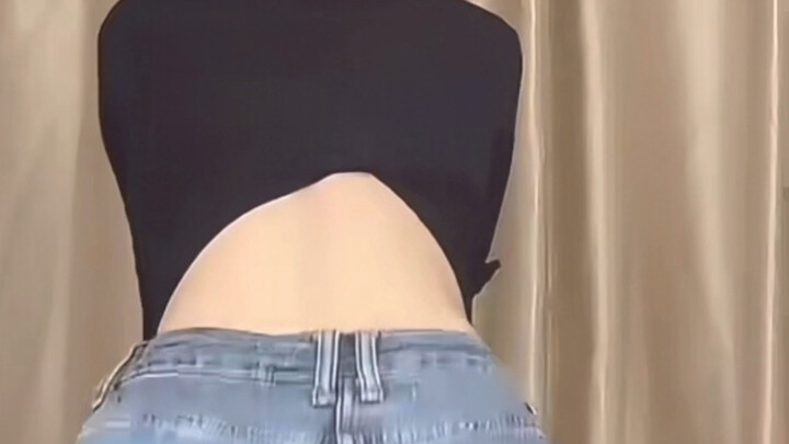 Celana jin yang melengkung di bagian belakang, celana jin yang membuat bokong terlihat lebih bulat