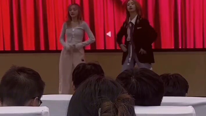 Super sweet! We got married on stage! ——Gee's double dance cover