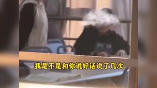 Seorang perempuan secara terus-menerus menduduki 16 kursi di perpustakaan; siapa pun yang berani dud