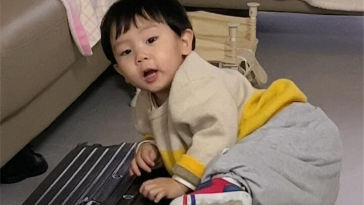 ما أسعد هذا الطفل الصغير