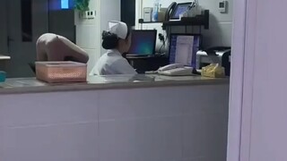 男子第一次陪媳妇上夜班，男子：今天才真正感受到她平常所说的累究竟是一种怎么的累 #护士日常