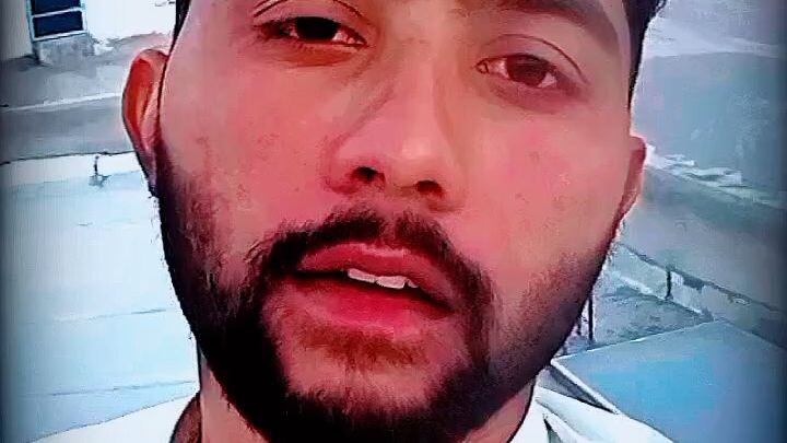Samnay nay do lala tanay marnay walo say taliya bhi bajwaiye gaiye