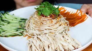 If you can’t go out during the hot summer, then have a bowl of shredded chicken cold noodles at home