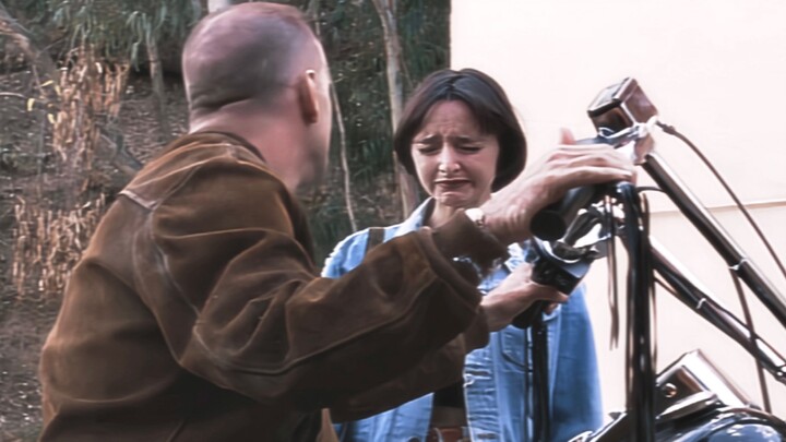 “他赶着逃命还要关心她有没有吃蓝莓派”硬汉萝莉yyds