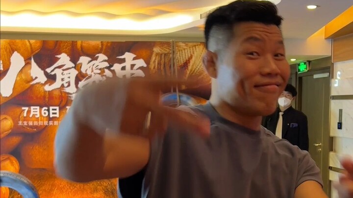 أطيب التمنيات لفيلم "داخل القفص الثماني" بأن يرفع ذراعه منتصرًا! فكلهم أشخاص بذلوا كل صدقهم من أجل ل