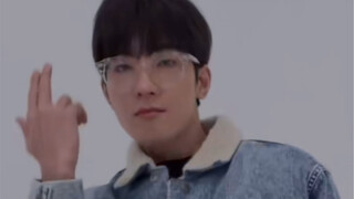 การดูคนที่ฉันรู้จักแสดงเป็นอะไรที่น่าอาย