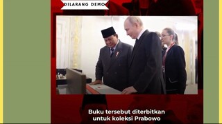 Presiden RI Prabowo Subianto dan Presiden Rusia Vladimir Putin saling bertukar cendera mata usai per