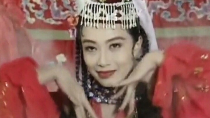 طُبِعَتْ إبرة الشعر ذات زهرة البرقوق الخاصة بالملكة على كتف الرضيعة، فقط لأن فتاةً من بلادٍ غريبةٍ أ