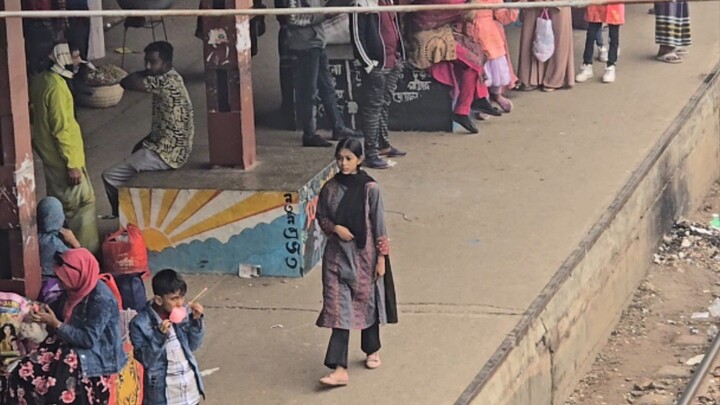 রেলওয়ে স্টেশনে ট্রেনের অপেক্ষায় যাত্রীরা