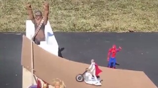 玩偶骑着小车车飞跃坡道，难度逐步升级