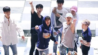 iKON يشاركون في الاحتفال بالذكرى السنوية لجامعة ميجي، 6 ميكروفونات تعطلت فاضطر 7 أشخاص لاستخدام ميكر