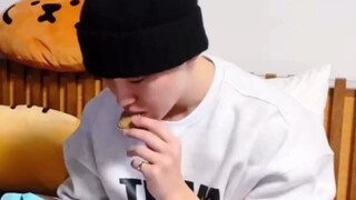 对公司的自家周边难吃到表情管理失败