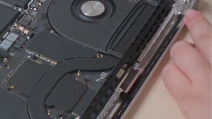 عندما يُضْطَرُّ الإنسانُ بشدة... يمكنه أن يُصلِحَ حاسوبَه بنفسه.