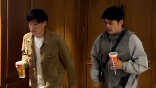 عندما تذهب إلى السينما مع أصدقائك!