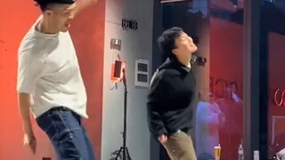 Vũ đạo "Dan Dan" của bài hát chủ đề GT "Dần Dần Thu Hút Em"! Yêu Bảy Viên Ngọc Rồng mãi mãi và nhảy 