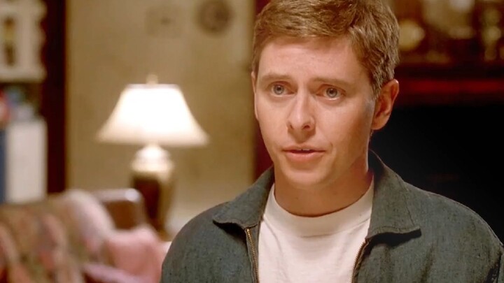 Young man mistakenly thinks he's wanted, embarking on a hilarious escape journey