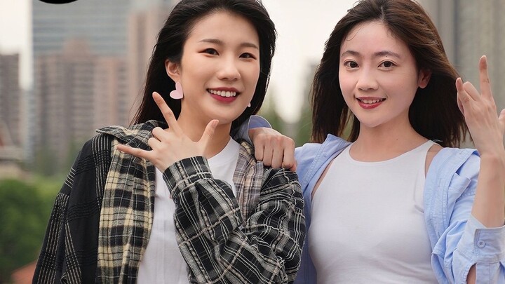 Pengembara pesta tetapi menonton internet