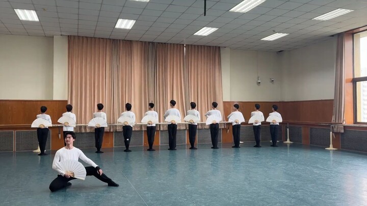 Beijing Dance Academy's traditional male group dance "Paper Fan Scholar" classroom version choreogra