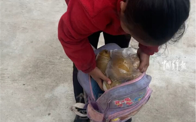 A 7-year-old girl from Liangshan walked for half an hour to carry a backpack full of pears grown at 